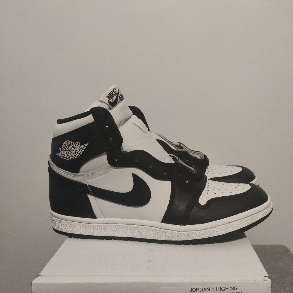 Jordan high 85 black and white size 8.5w, 7m